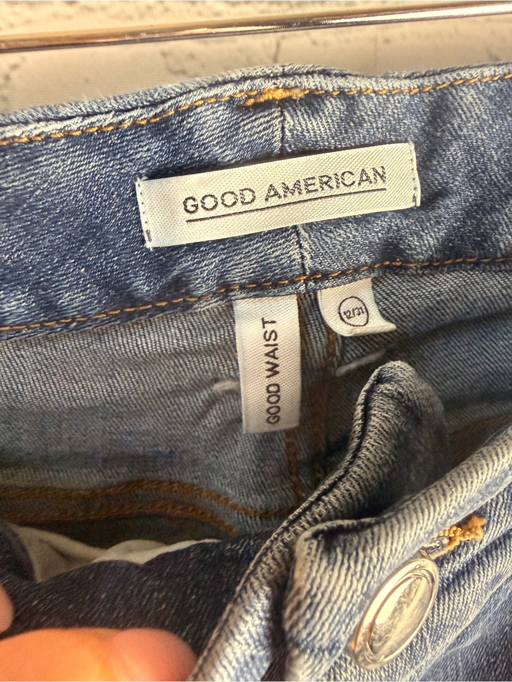 Good American Good Waist Slim Straight Mid Wash Jeans Size 12/31 - Picture 5 of 8